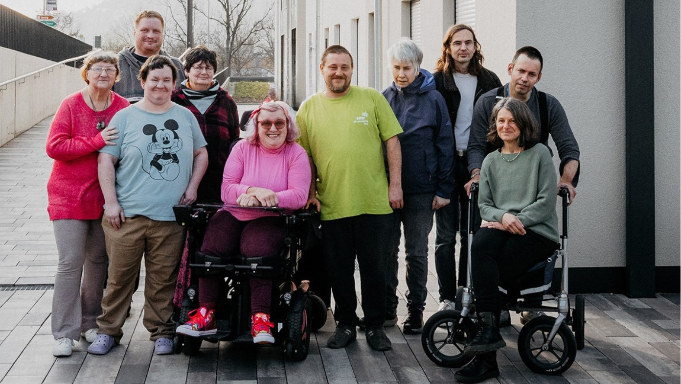 Im Bild zu sehen sind 10 Personen. Sie sind Mitglieder im Lebenshilfe Beirat.