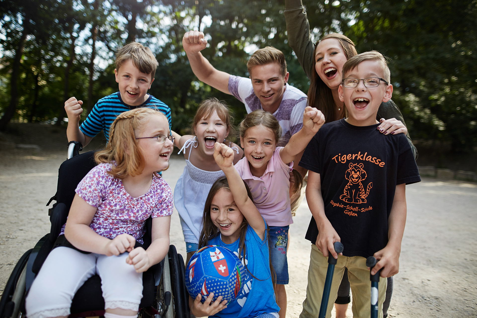 Symbolfoto: eine lachende Kindergruppe mit Betreuern steht für Freiwilliges Soziales Jahr und Bundesfreiwilligendienst
